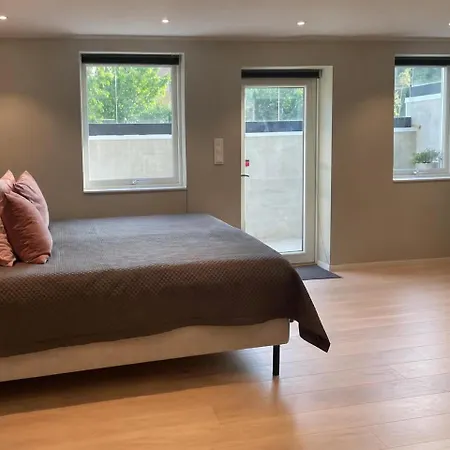 Apartment Bright Near Metro And Nature, 15 Min From Centre